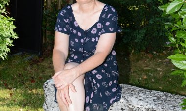 Horny British mature lady playing in the garden