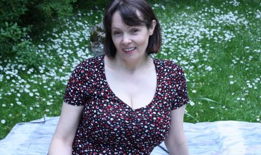 Horny British housewife doing her toy boy in the grass