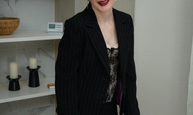 This housewife loves to fool around with her toy boy