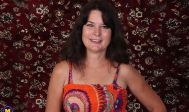 American Mature Carrie playing with her pussy