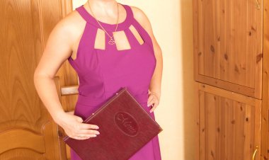 Naughty housewife shoving all kinds of stuff up her pussy