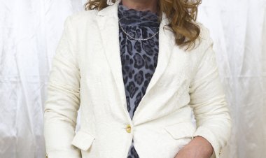 Naughty housewife playing with her wet pussy