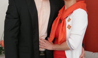 Horny housewife fooling around with musculated younger lover