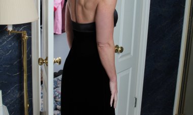 Muscled American housewife playing with herself