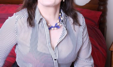 This British mama loves to fool around