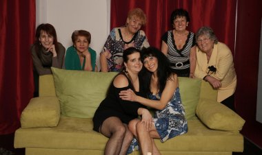 Old and young lesbians give away a special show