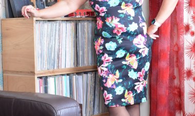 This curvy British housewife loves to play with her shaved pussy