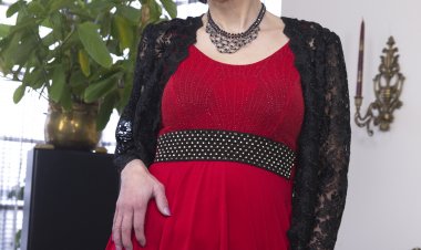 Horny mature lady playing with her wet pussy