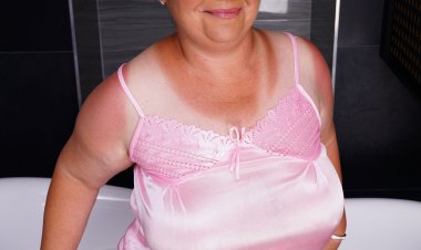 Curvy mature lady Summer loves playing alone