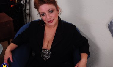 Chubby Big booty American mature lady getting frisky