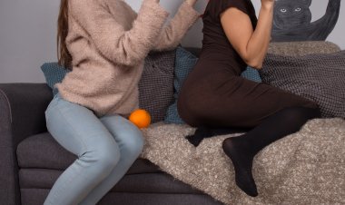 Naughty MILF having fun scissoring a steamy hot teeny babe