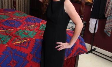 This American mature lady loves to play with herself