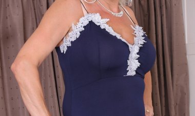 This naughty mature cougar loves to play with herself