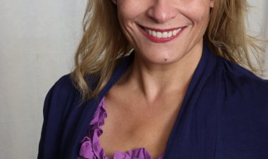 Naughty housewife playing with her wet pussy