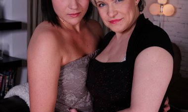 Hot babe doing a naughty lesbian housewife