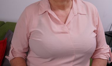 This big mama loves to play with her wet pussy