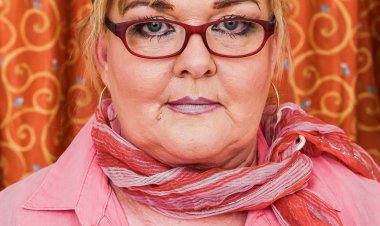 This big mama loves playing with her pussy on the couch