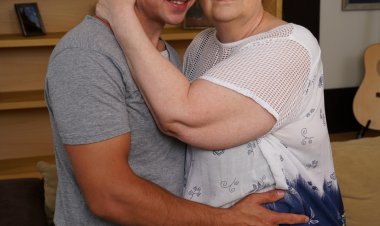 Big mature lady getting a scrub in her bath