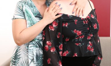 Two cockhungry moms share one huge cock and eachother