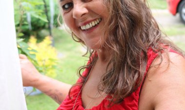 This older lady loves to play with her wet pussy