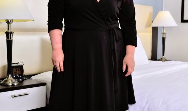 Canadian curvy mature Nikki Hayze playing with herself