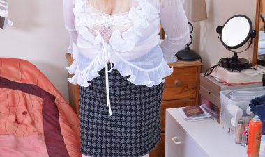 Chubby housewife playing with her pussy