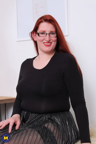 Curvy mature redhead playing with her hairy pussy