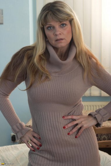 Horny MILF stuffing her wet pussy