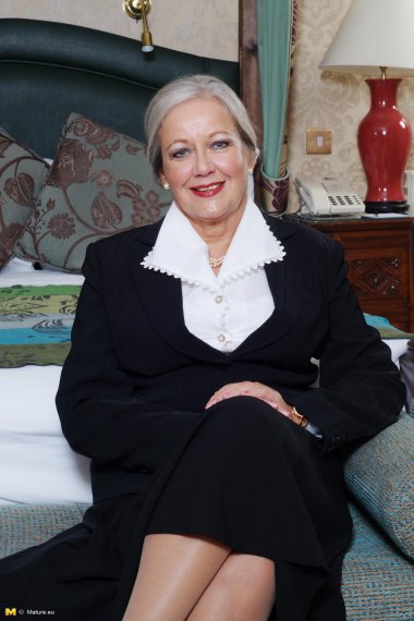 This naughty mature slut loves to play alone