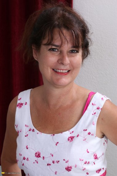 Hairy American housewife showing off her bush