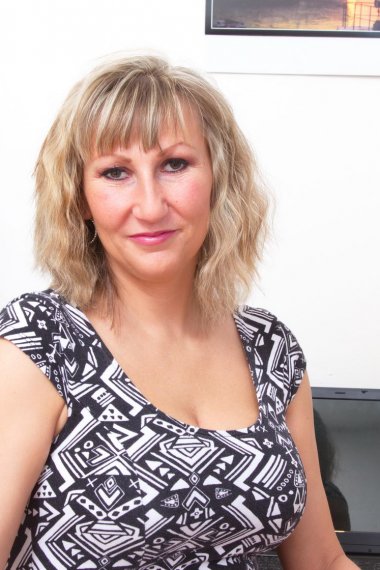 This hot housewife is ready to party on her own