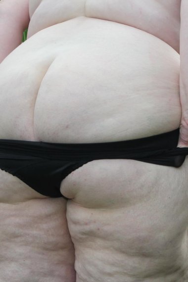 Big mature slut playing in a corn field