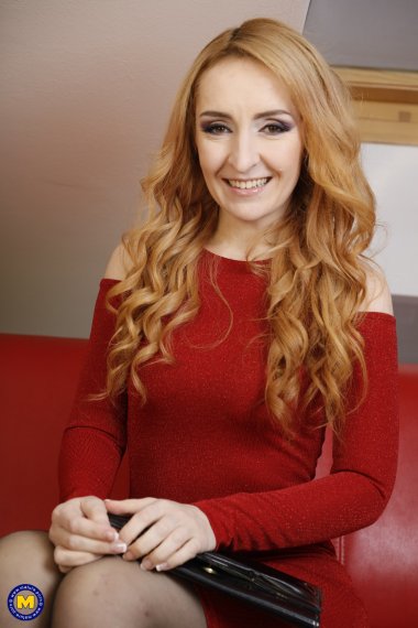 Hairy milf playing with herself in the kitchen