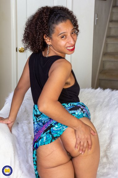 American housewife flashing her hairy pussy