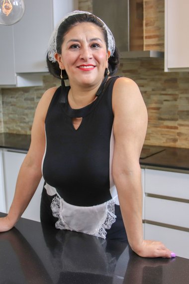 This Spanish mature housewmaid plays with the carrots from her work