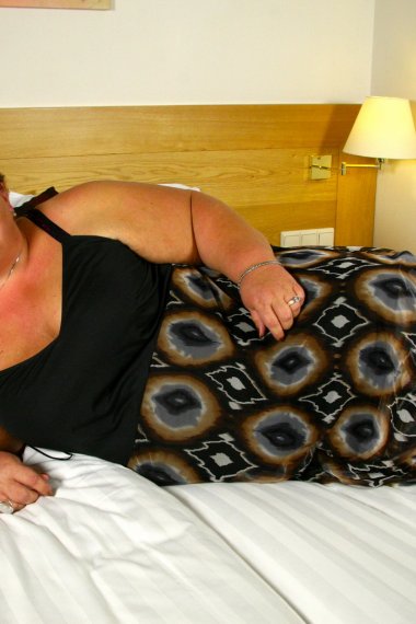 Big booty Dutch BBW playing in her bed