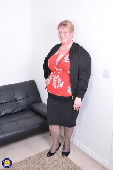 Big british mature BBW playing with herself
