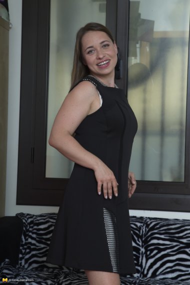 This hot mom loves to play alone