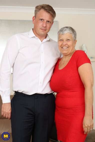 Mature British lady fucking on the couch