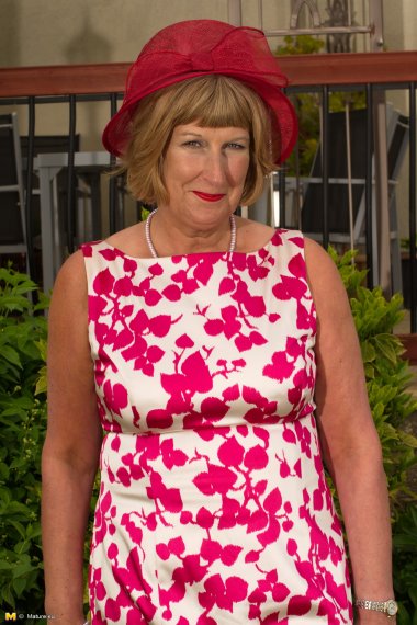 Horny British mature lady playing in the garden