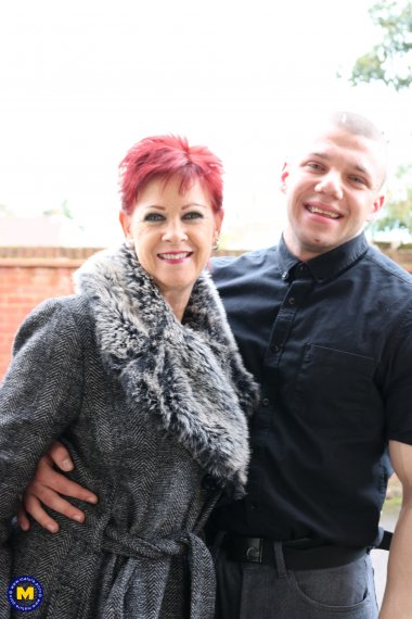 Horny mature slut invites her younger neighbor for steamy rough sex