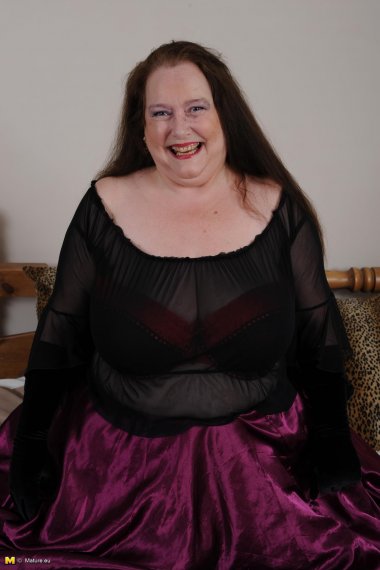 Big mature slut getting wet and wild