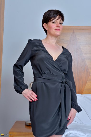 Hot housewife from the UK feeling a bit frisky