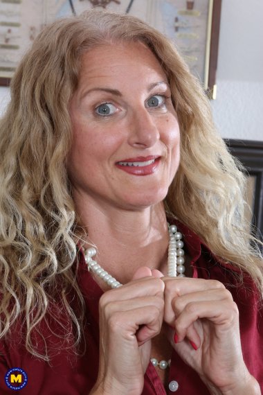 American housewife getting wet by herself