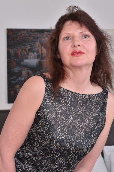 This naughty British housewife shows off her hairy bush