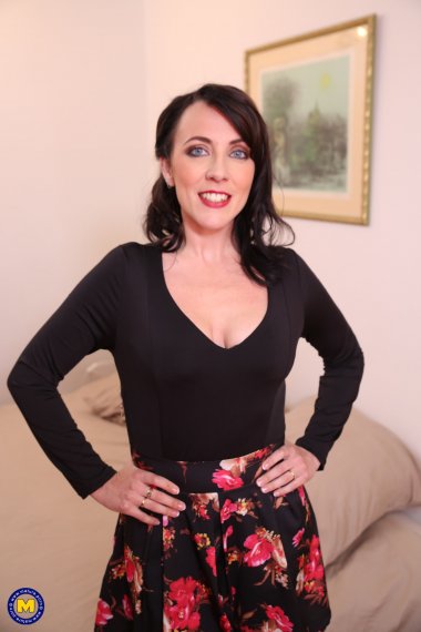 This hot mom loves to take it up the ass