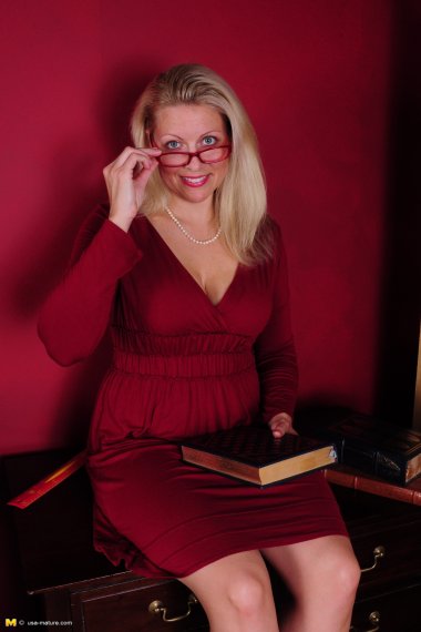 Hot American housewife showing off her dirty mind