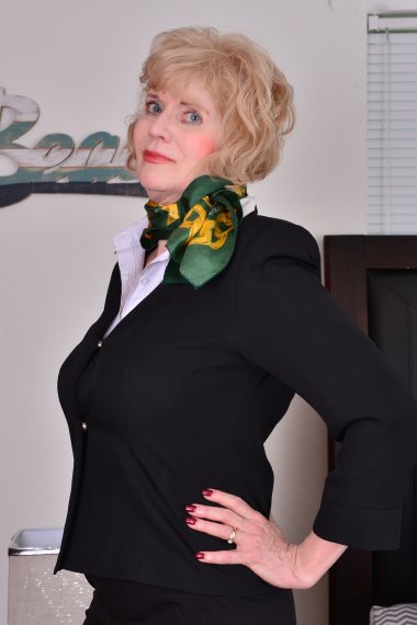 American mature lady playing with her pussy