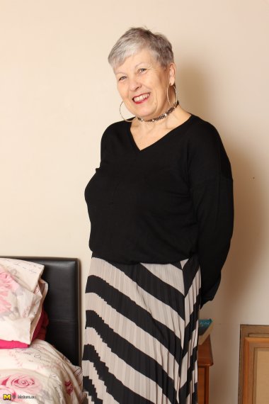 Horny British mature lady getting wet and wild