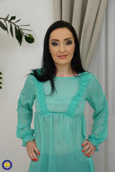 This steamy hot housewife loves a big stiff cock